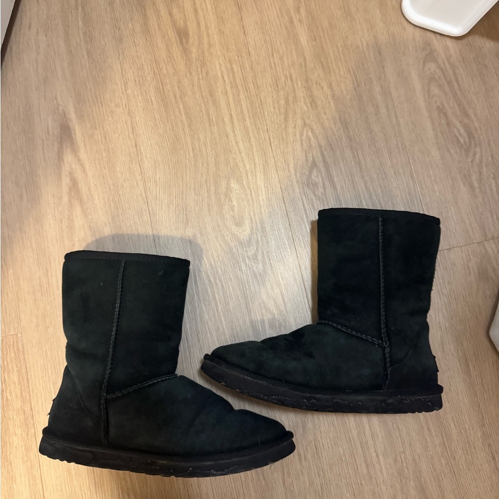 Black short UGGs